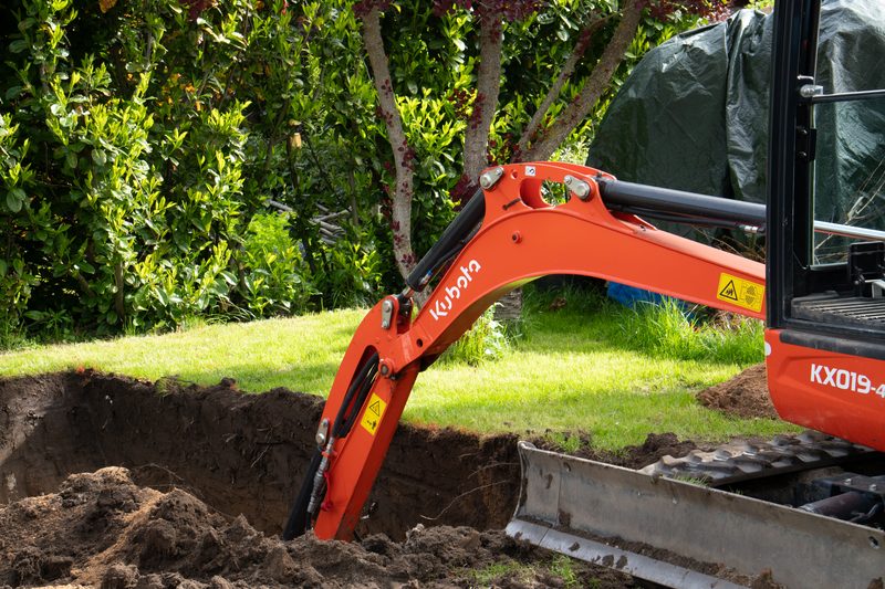 Minibagger beim Aushub im Garten – Aqua Eleganz in Jeßnitz